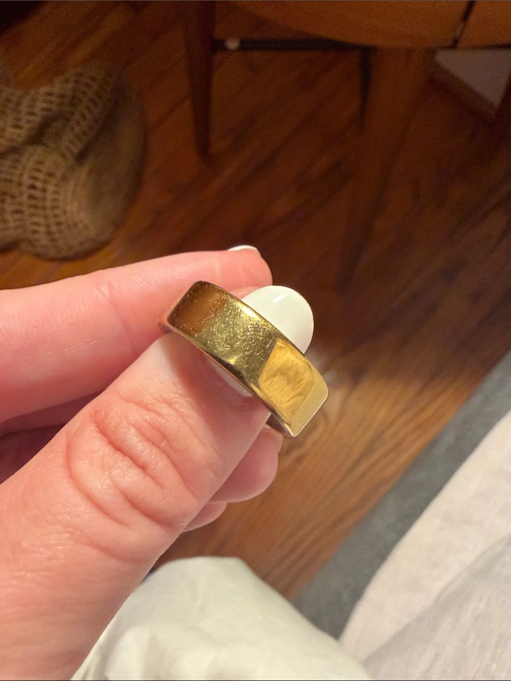Oura 4 Ring with Charging Dock and Case in Gold